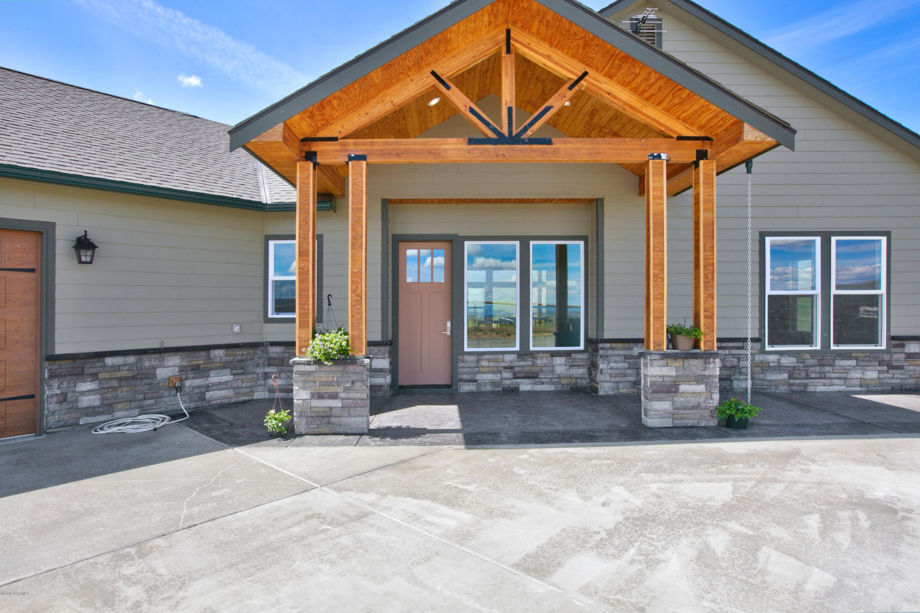 640 Winchester Road Yakima, WA 98908 - Photo 3 of 26 a front view of a house with outdoor seating