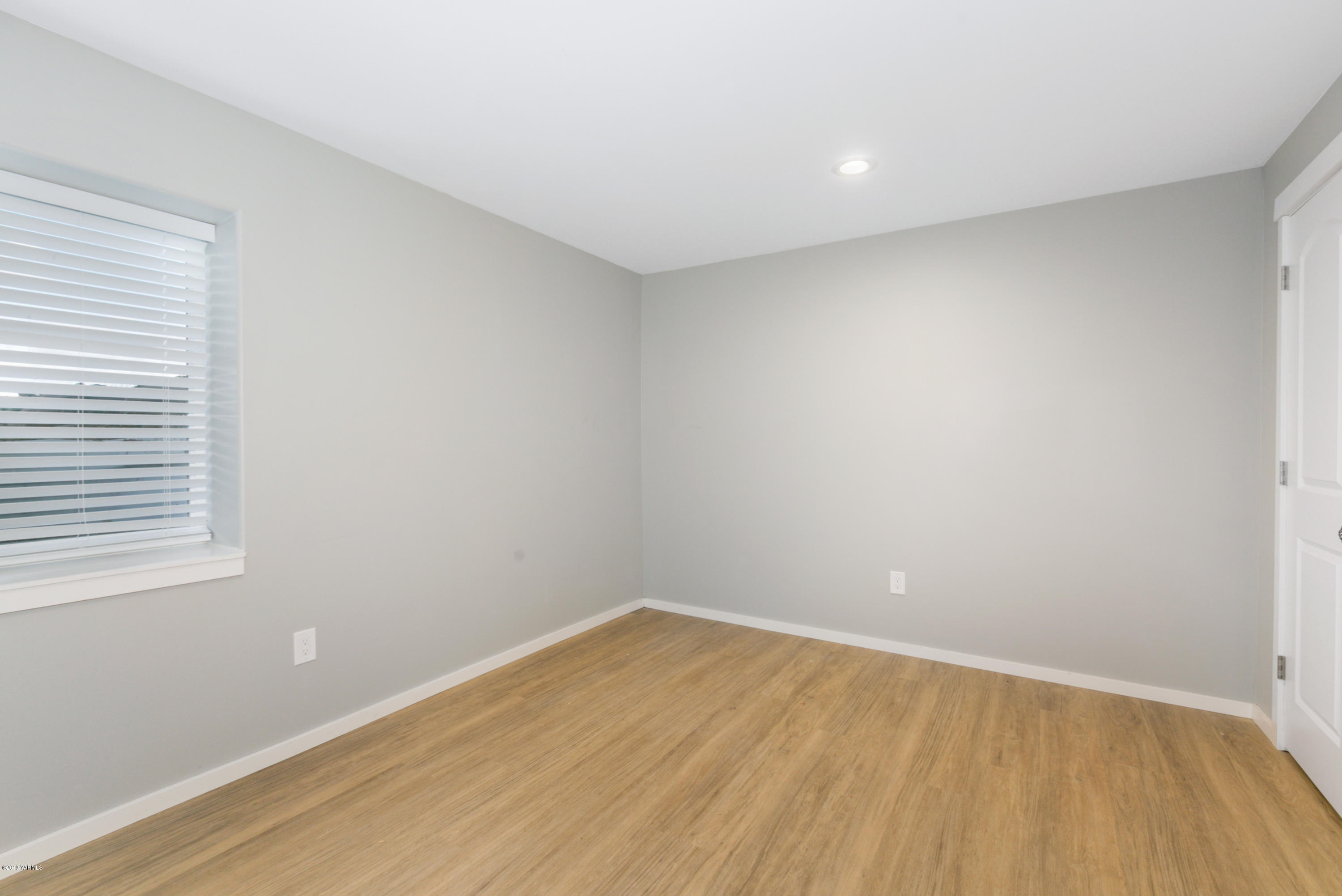 640 Winchester Road Yakima, WA 98908 - Photo 24 of 26 a view of an empty room with wooden floor and a window