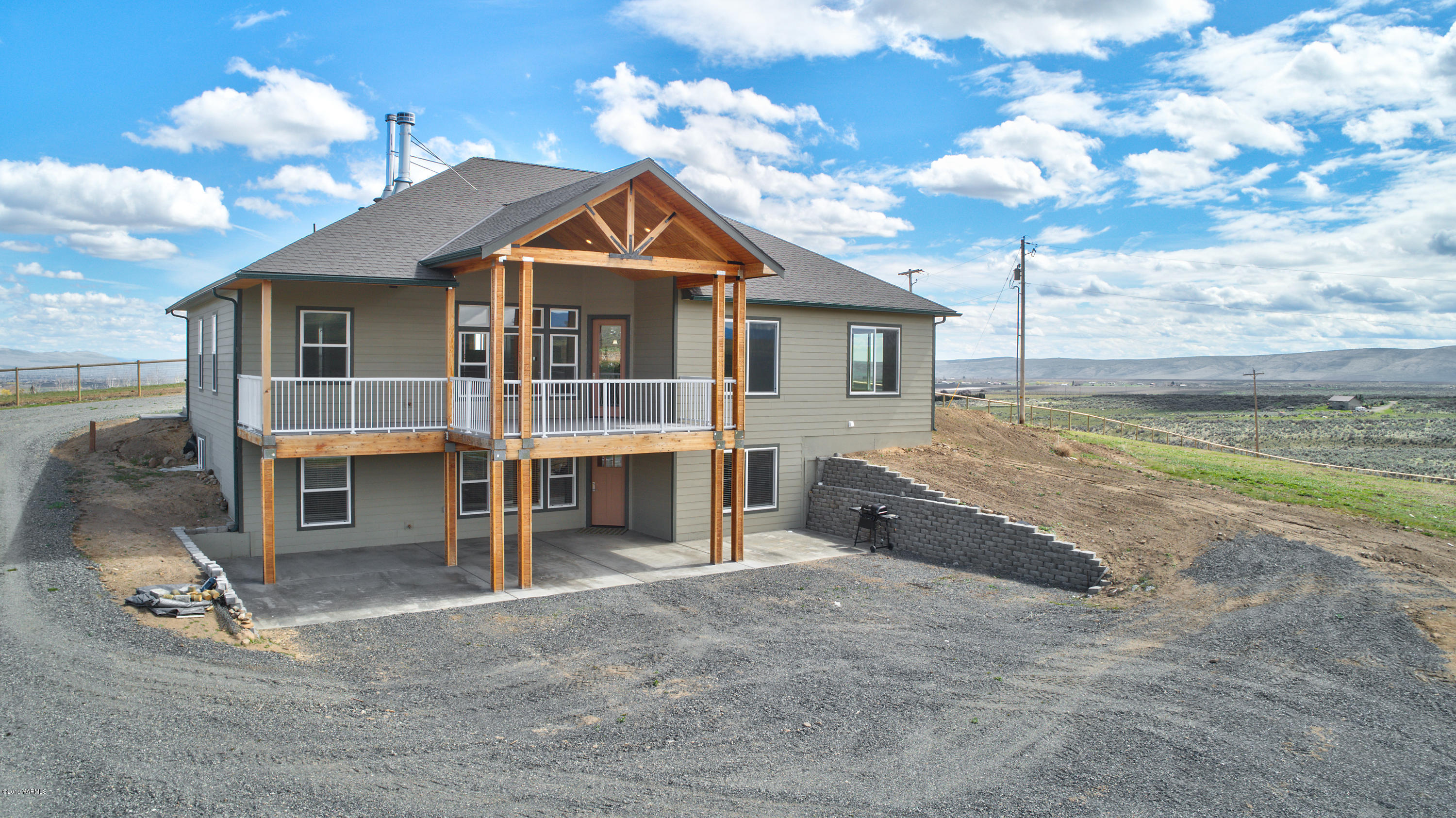 640 Winchester Road Yakima, WA 98908 - Photo 4 of 26 a view of a house with a yard and garage