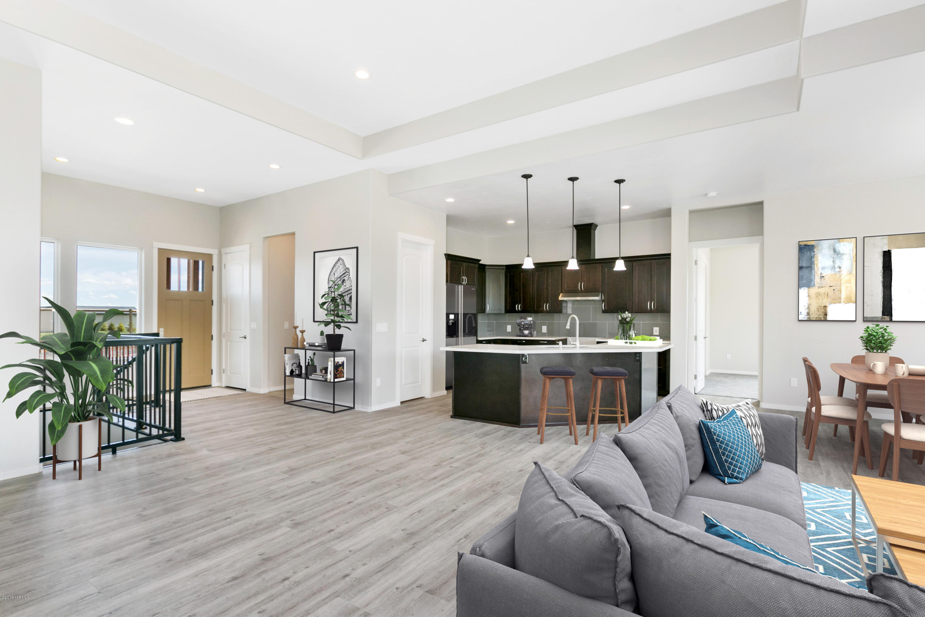 640 Winchester Road Yakima, WA 98908 - Photo 5 of 26 a living room with furniture and kitchen view