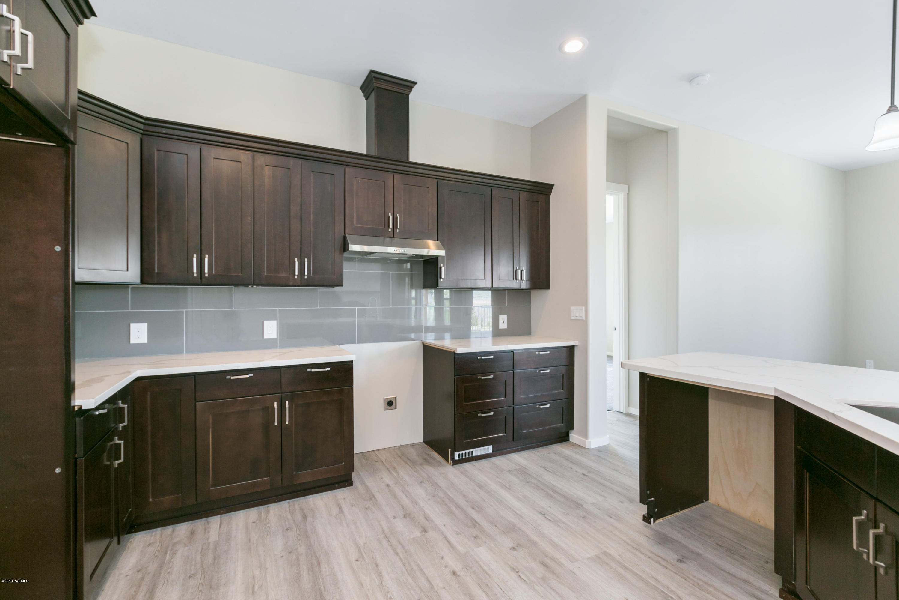 640 Winchester Road Yakima, WA 98908 - Photo 7 of 26 a kitchen with stainless steel appliances granite countertop a sink dishwasher a stove and a refrigerator with wooden floor