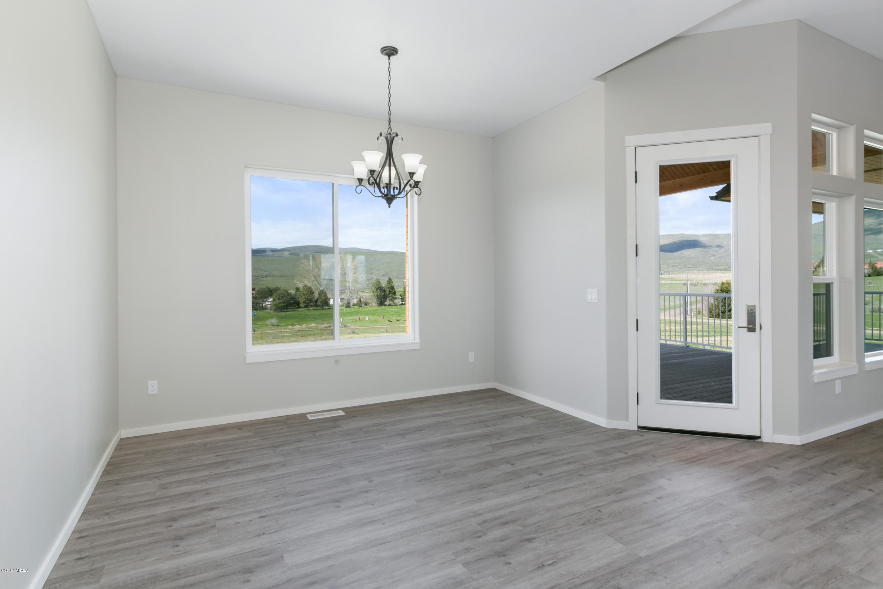 640 Winchester Road Yakima, WA 98908 - Photo 10 of 26 a view of empty room with wooden floor and fan