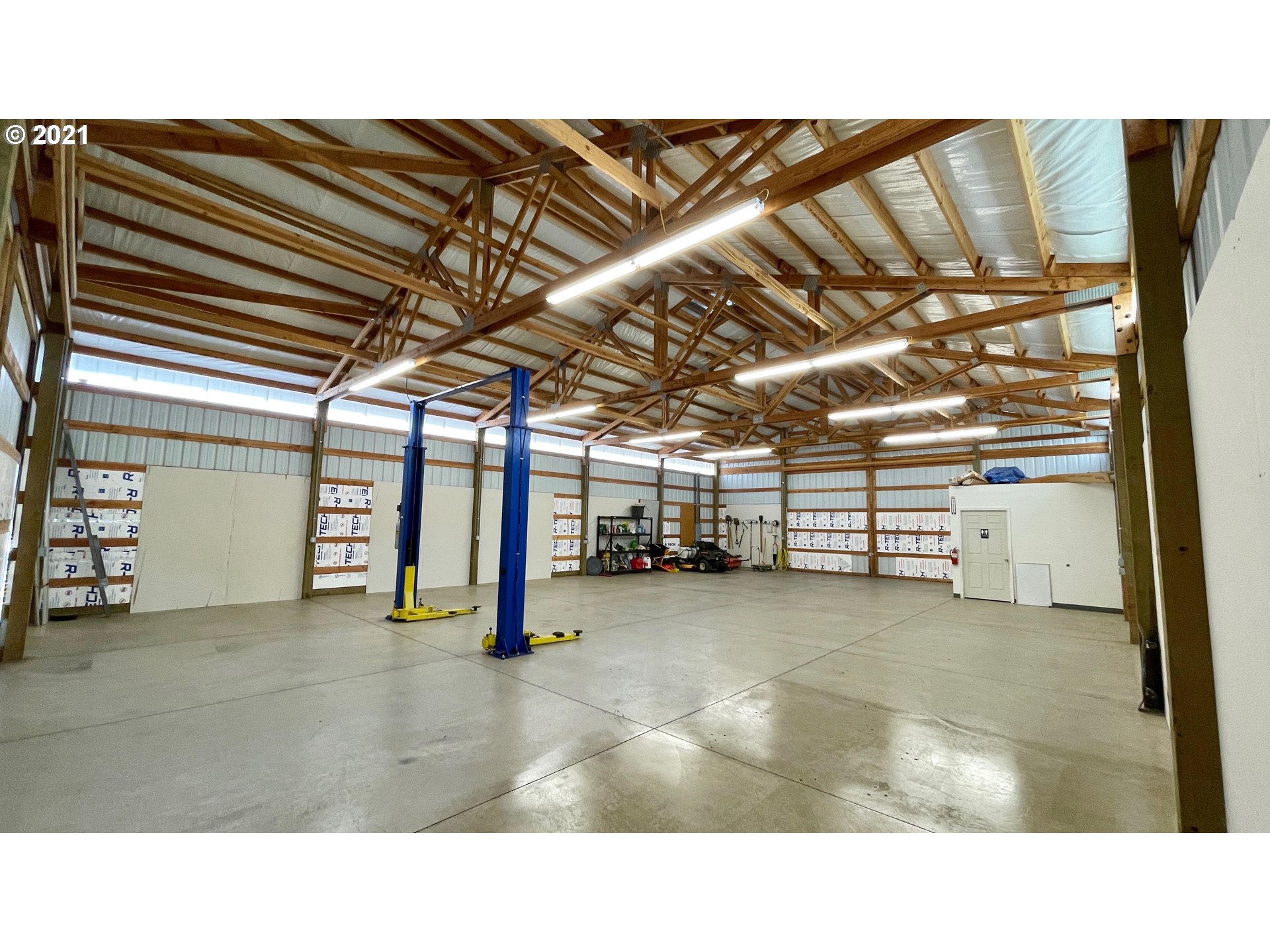 8765 Southwest River Road Hillsboro, OR 97123 - Photo 27 of 31 a view of an empty room