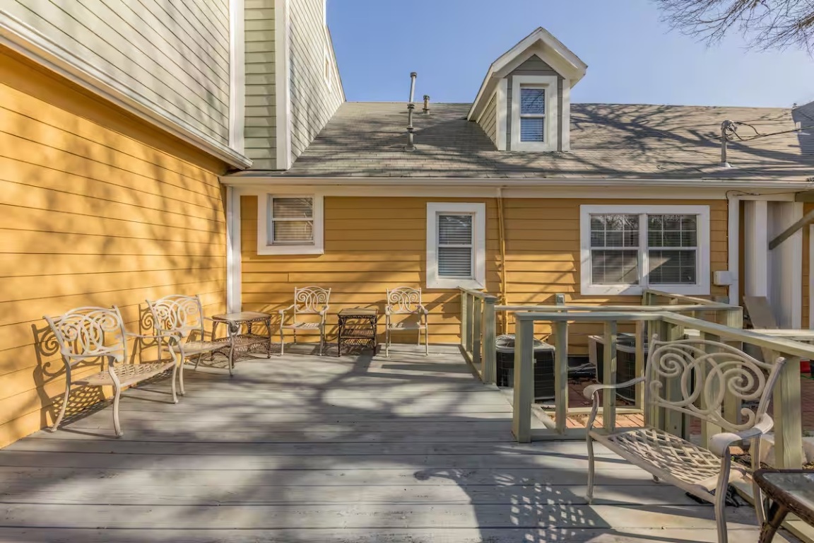 1212 North Main Street Elgin, TX 78621 - Photo 25 of 31 View of deck