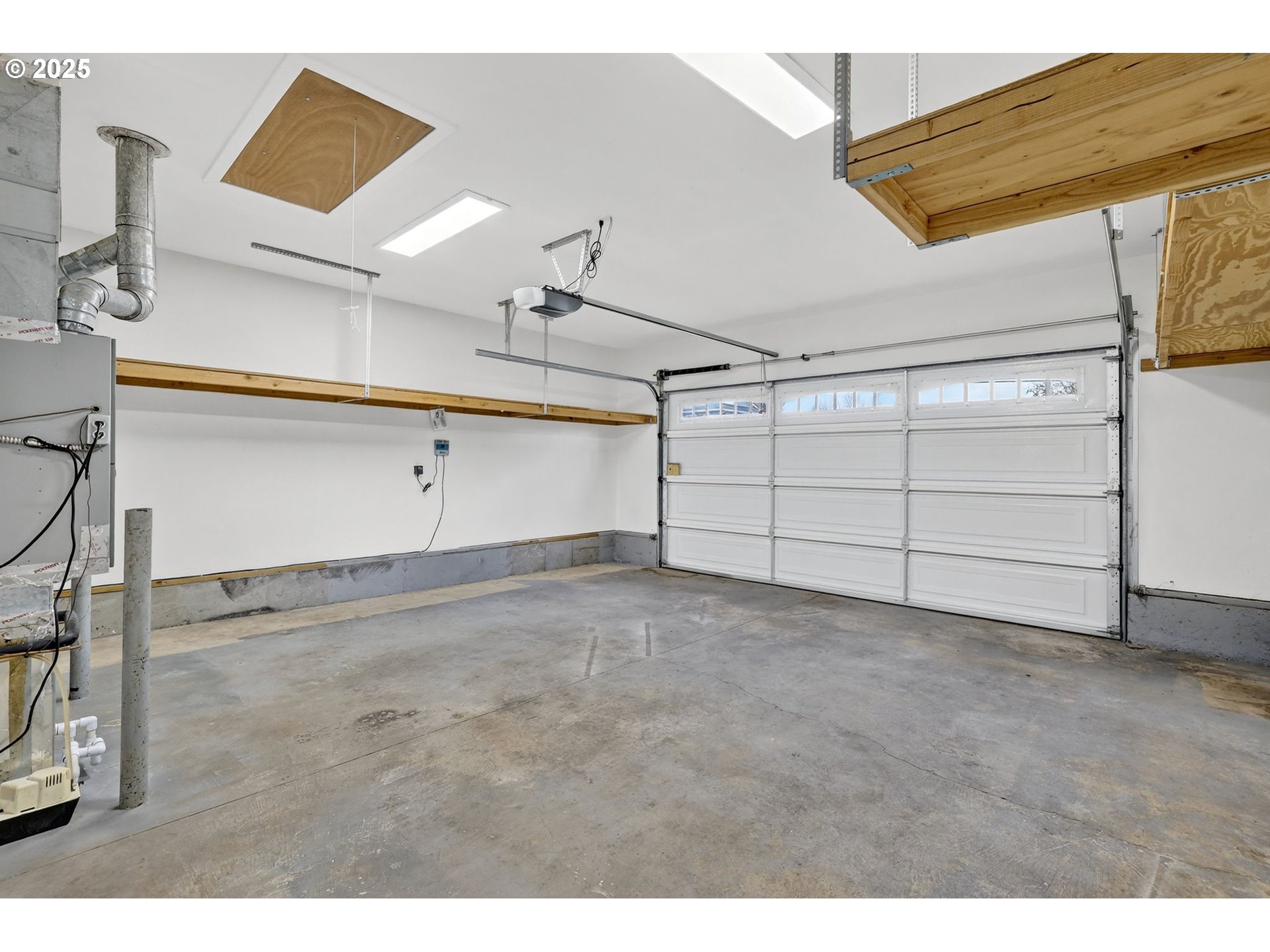 5118 Northeast Jarrett Street Portland, OR 97218 - Photo 40 of 46 a view of a garage