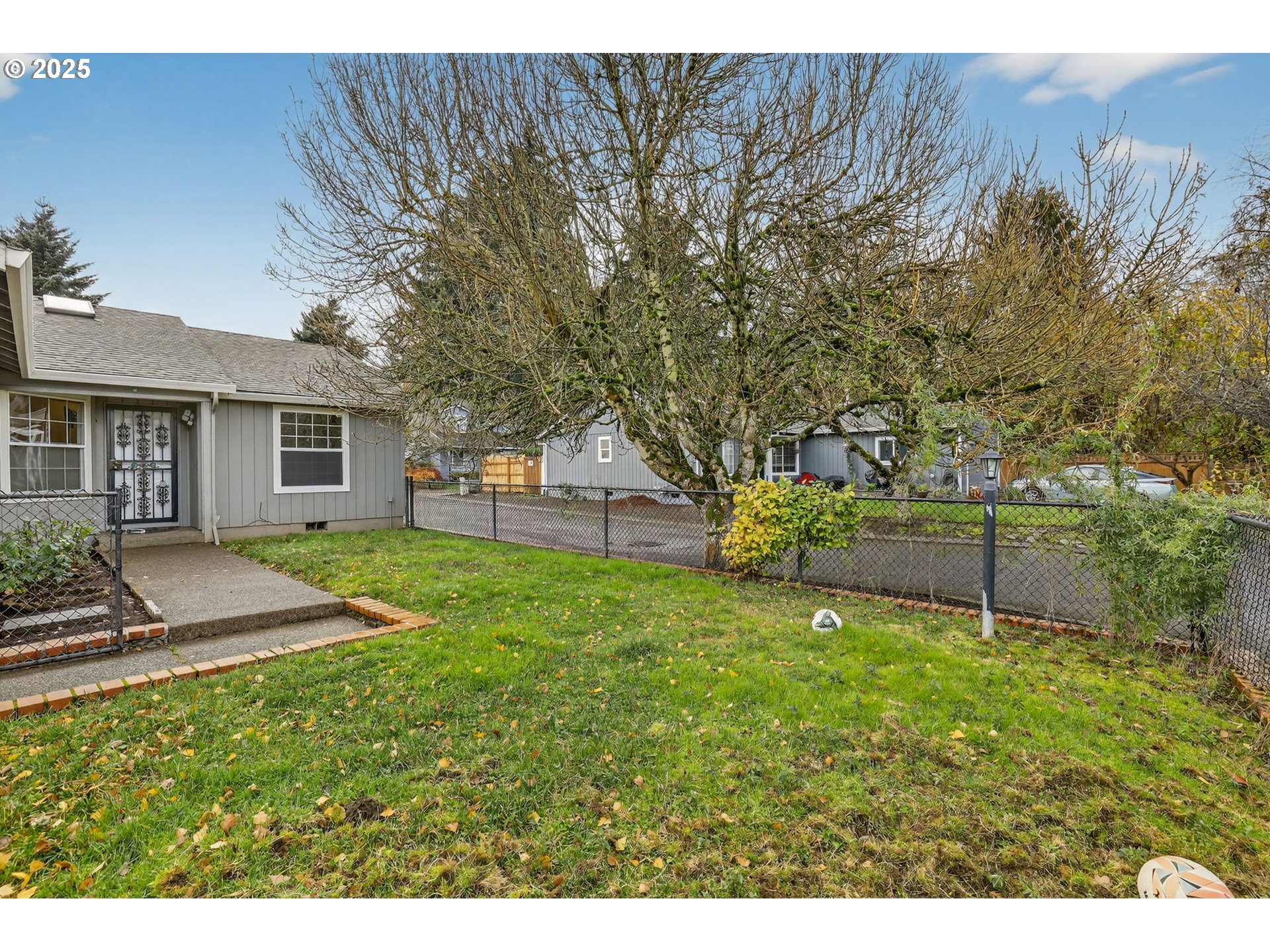 5118 Northeast Jarrett Street Portland, OR 97218 - Photo 44 of 46 a backyard of a house with table and chairs