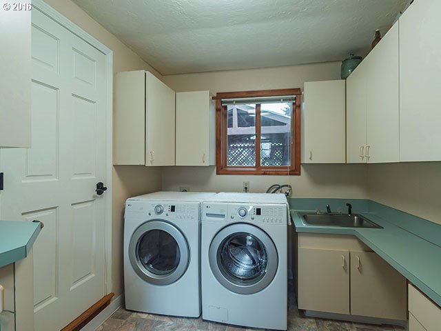 32855 Southeast Compton Road Boring, OR 97009 - Photo 21 of 31 Utility Room