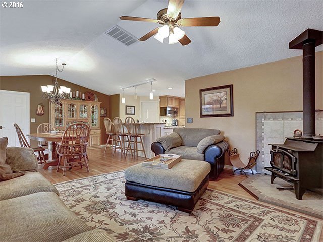 32855 Southeast Compton Road Boring, OR 97009 - Photo 6 of 31 Living Room/Dining Room
