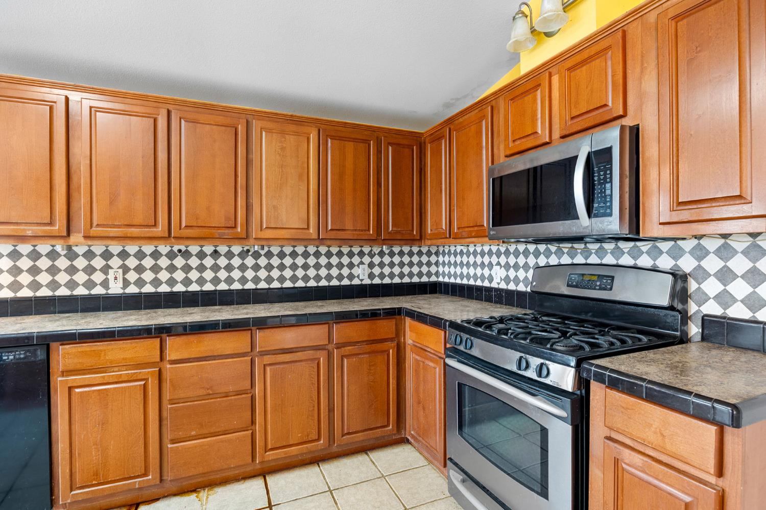 2970 Texas Hill Road Placerville, CA 95667 - Photo 22 of 46 a kitchen with stainless steel appliances granite countertop a stove and cabinets