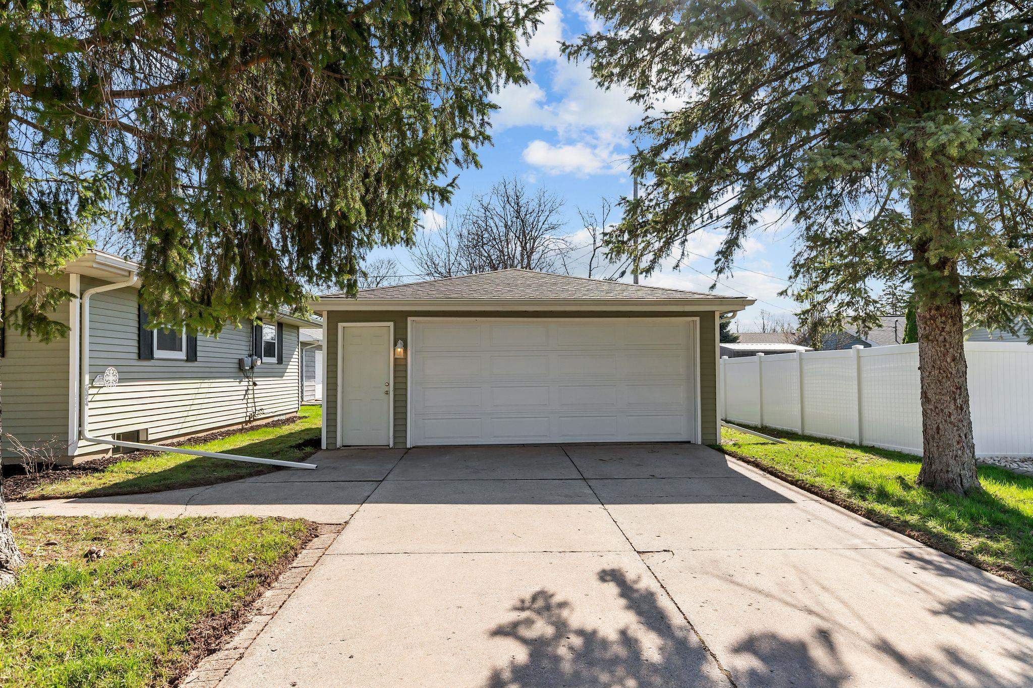 1031 West Roberts Avenue Appleton, WI 54914 - Photo 2 of 33