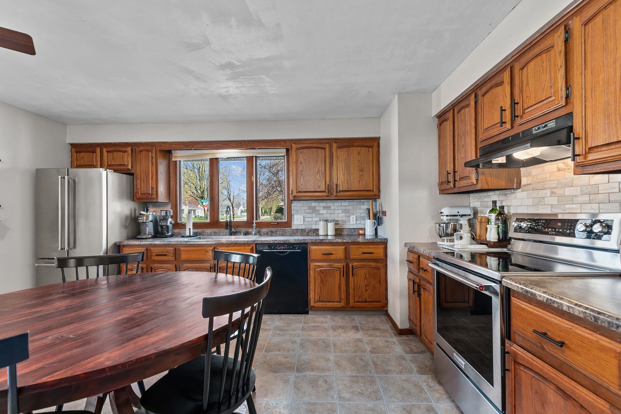 1031 West Roberts Avenue Appleton, WI 54914 - Photo 7 of 33