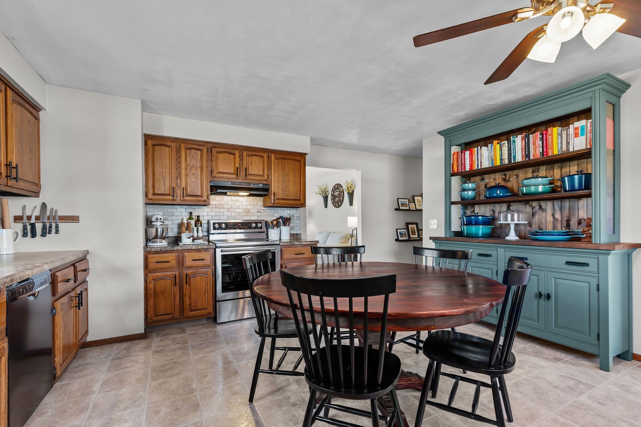 1031 West Roberts Avenue Appleton, WI 54914 - Photo 9 of 33