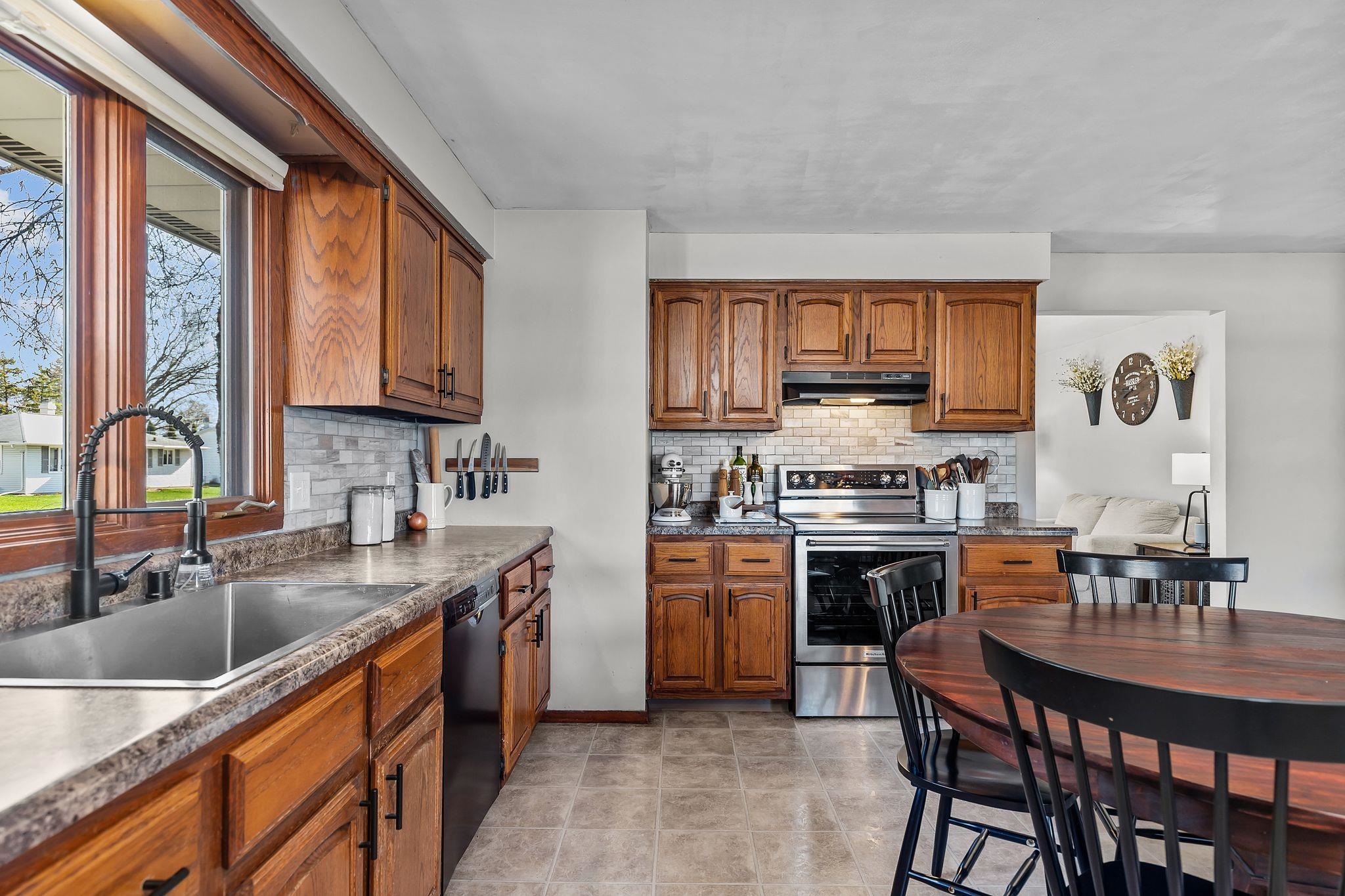 1031 West Roberts Avenue Appleton, WI 54914 - Photo 10 of 33