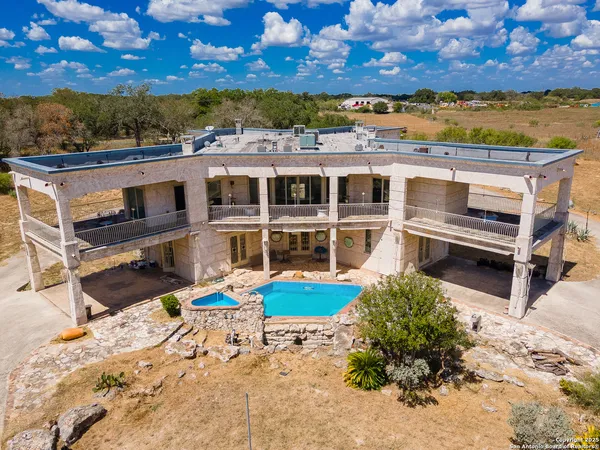 $7,500,000 | 350 Ridgeview Drive, Pleasanton, TX 78064