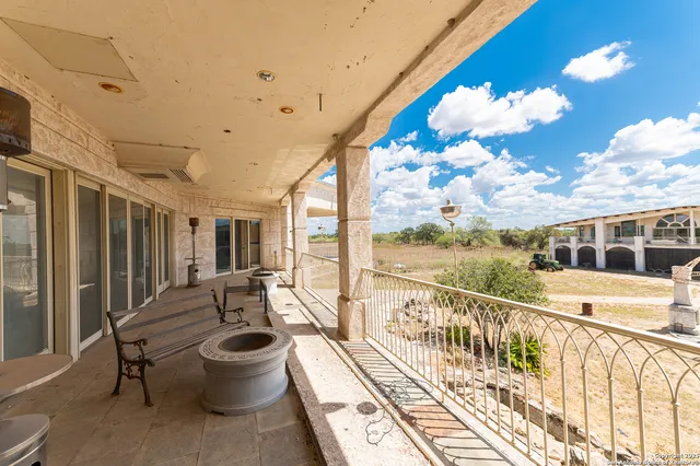 $7,500,000 | 350 Ridgeview Drive, Pleasanton, TX 78064