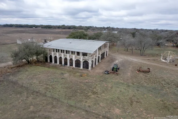 $7,500,000 | 350 Ridgeview Drive, Pleasanton, TX 78064