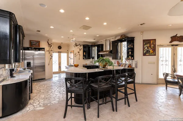 $7,500,000 | 350 Ridgeview Drive, Pleasanton, TX 78064