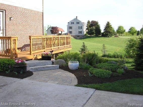 5660 Stonehaven Boulevard Rochester, MI 48306 - Photo 3 of 25 Dunbar driveway_view_3