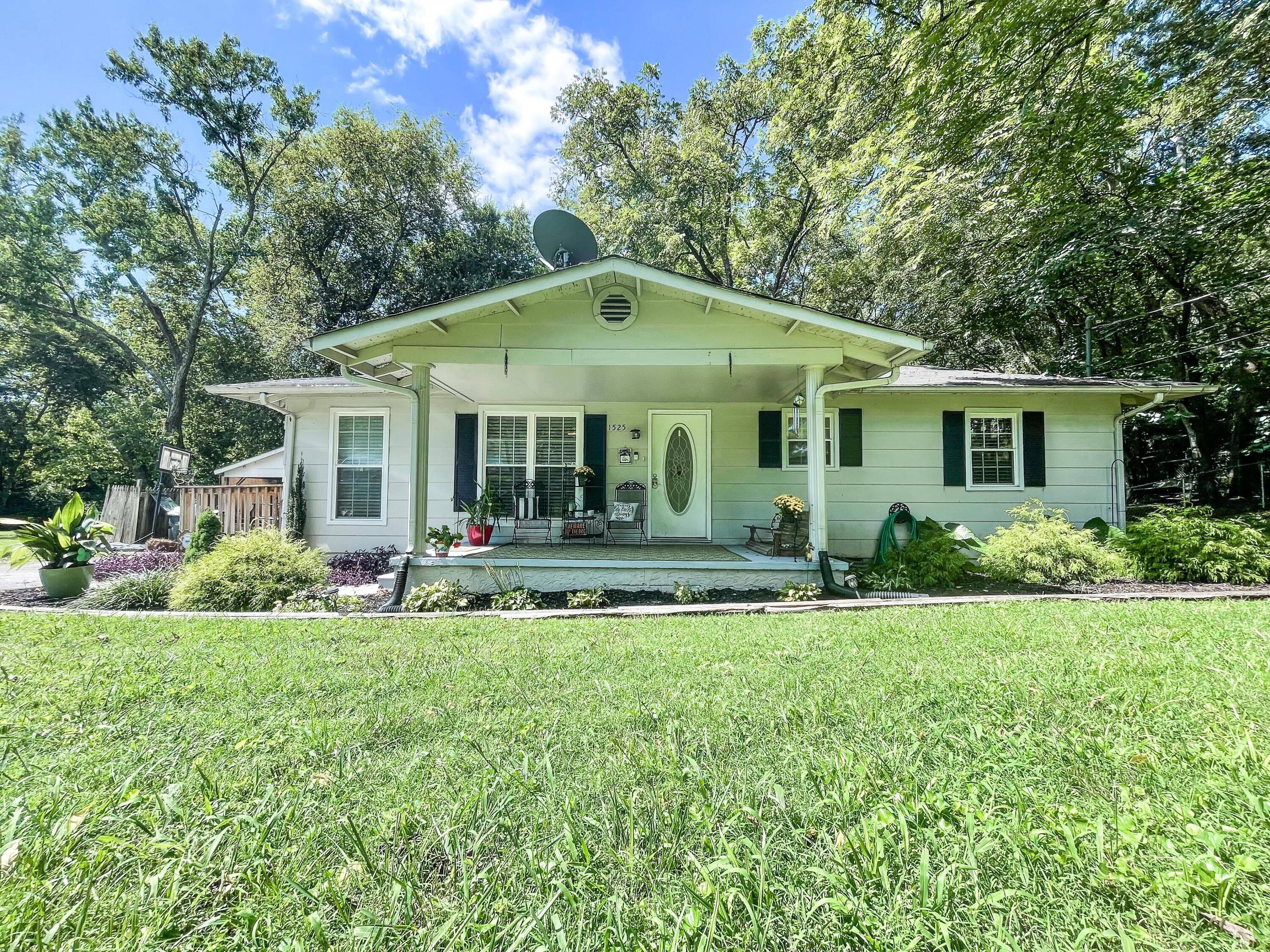 1525 Spring Hill Road Knoxville, TN 37914 - Photo 1 of 27 241165544_863742210927075_32692330525497