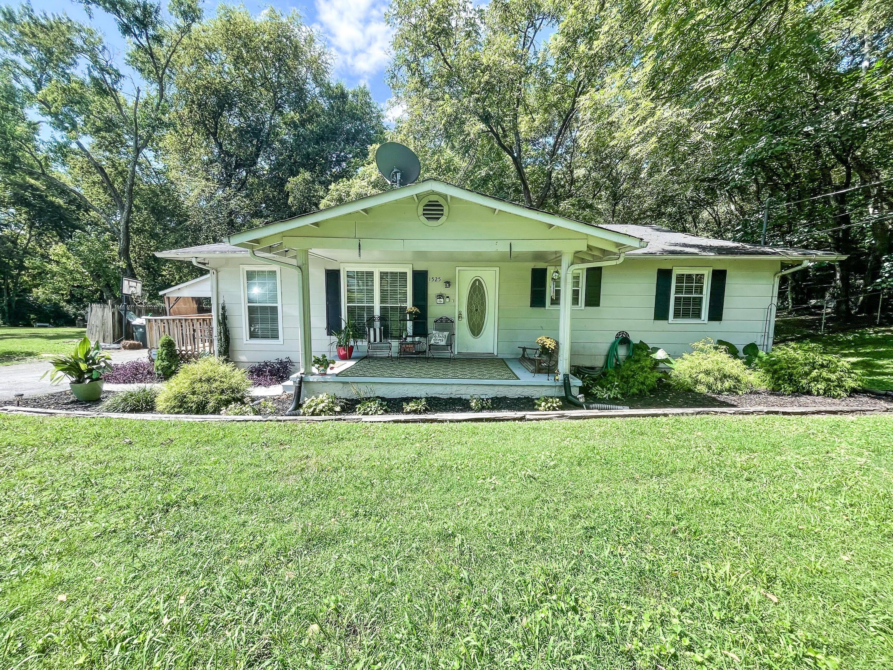 1525 Spring Hill Road Knoxville, TN 37914 - Photo 2 of 27 241064477_952056215351344_88969362329299