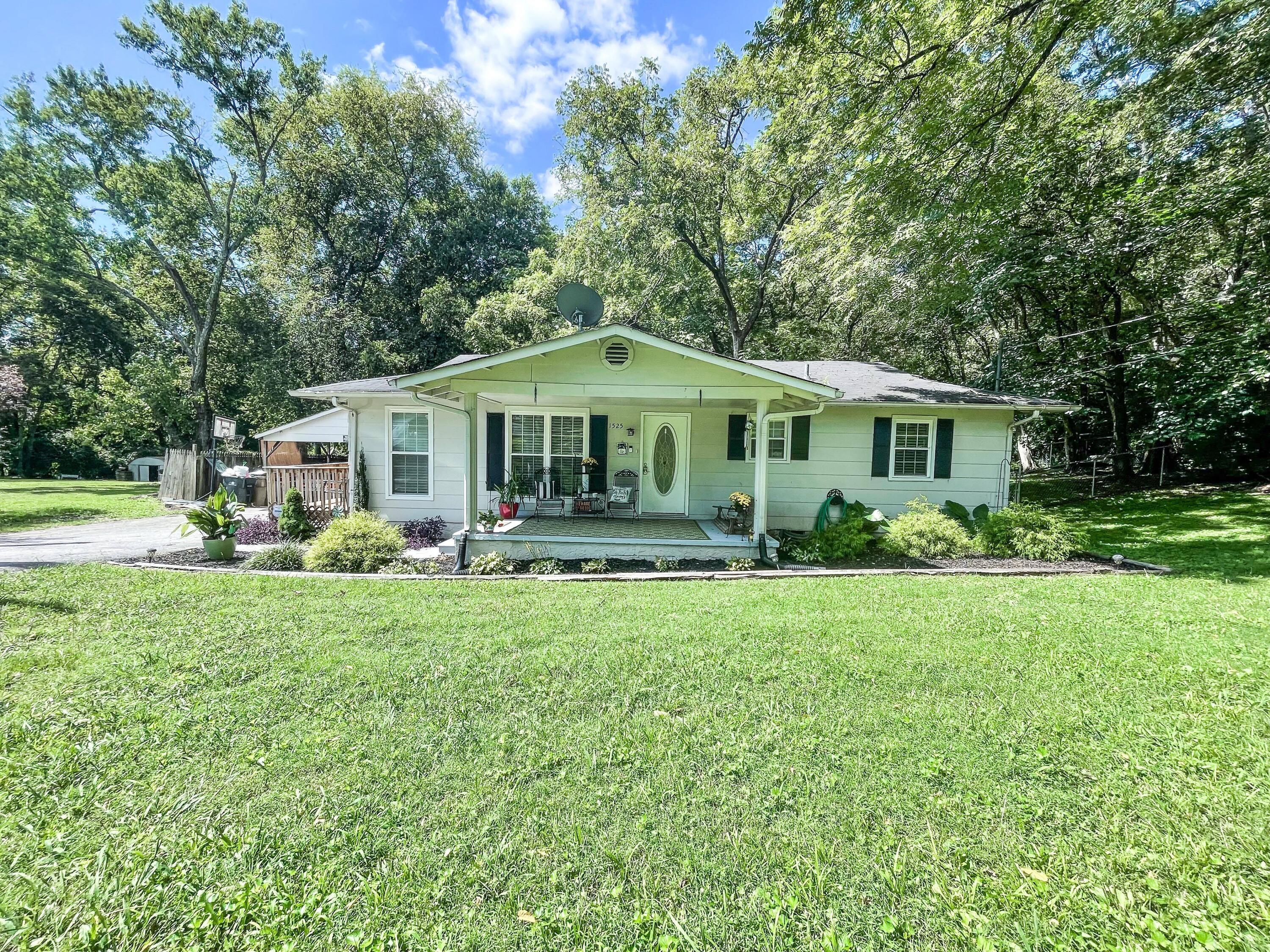 1525 Spring Hill Road Knoxville, TN 37914 - Photo 3 of 27 241120944_2894404344222895_4707855952606