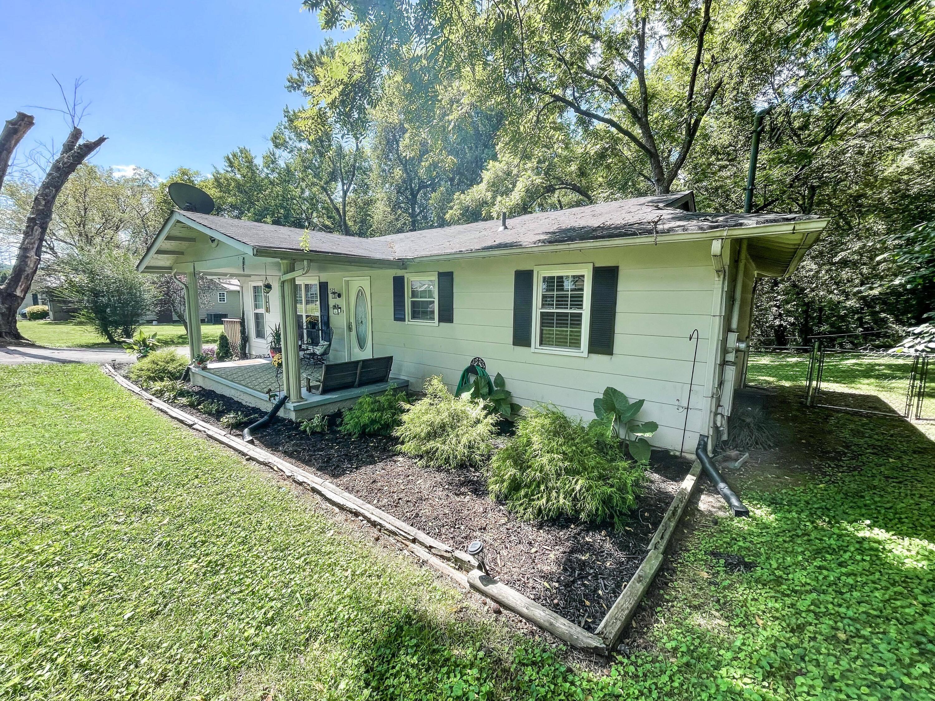 1525 Spring Hill Road Knoxville, TN 37914 - Photo 4 of 27 241135483_442798163840200_59838884146631