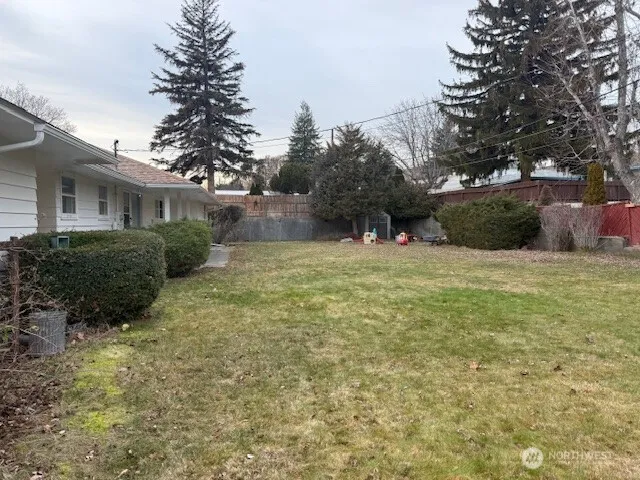 a view of a backyard of the house