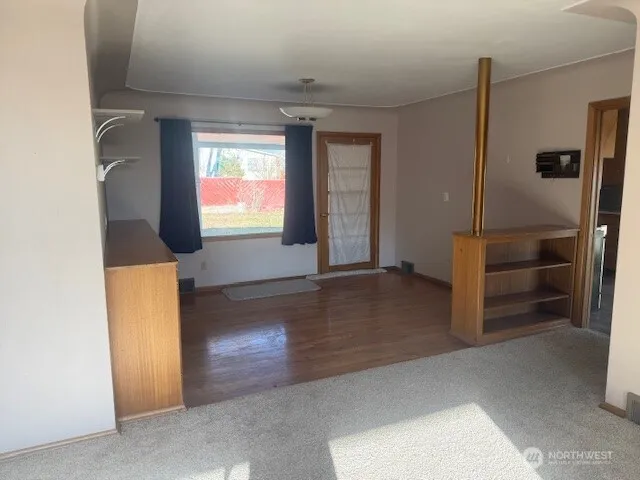 a view of livingroom with furniture