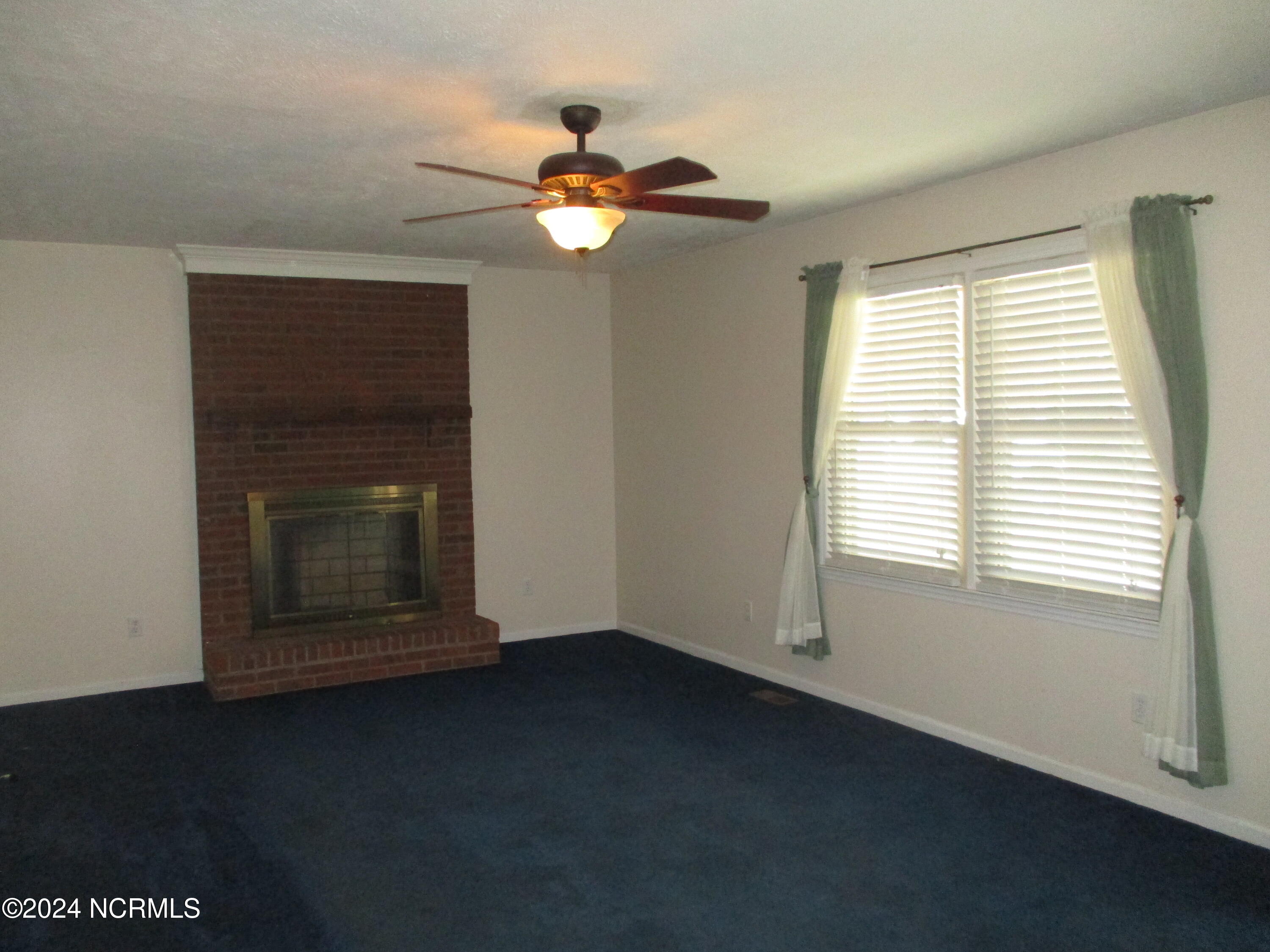 9821 Turnpike Road Laurinburg, NC 28352 - Photo 6 of 19 Living Room