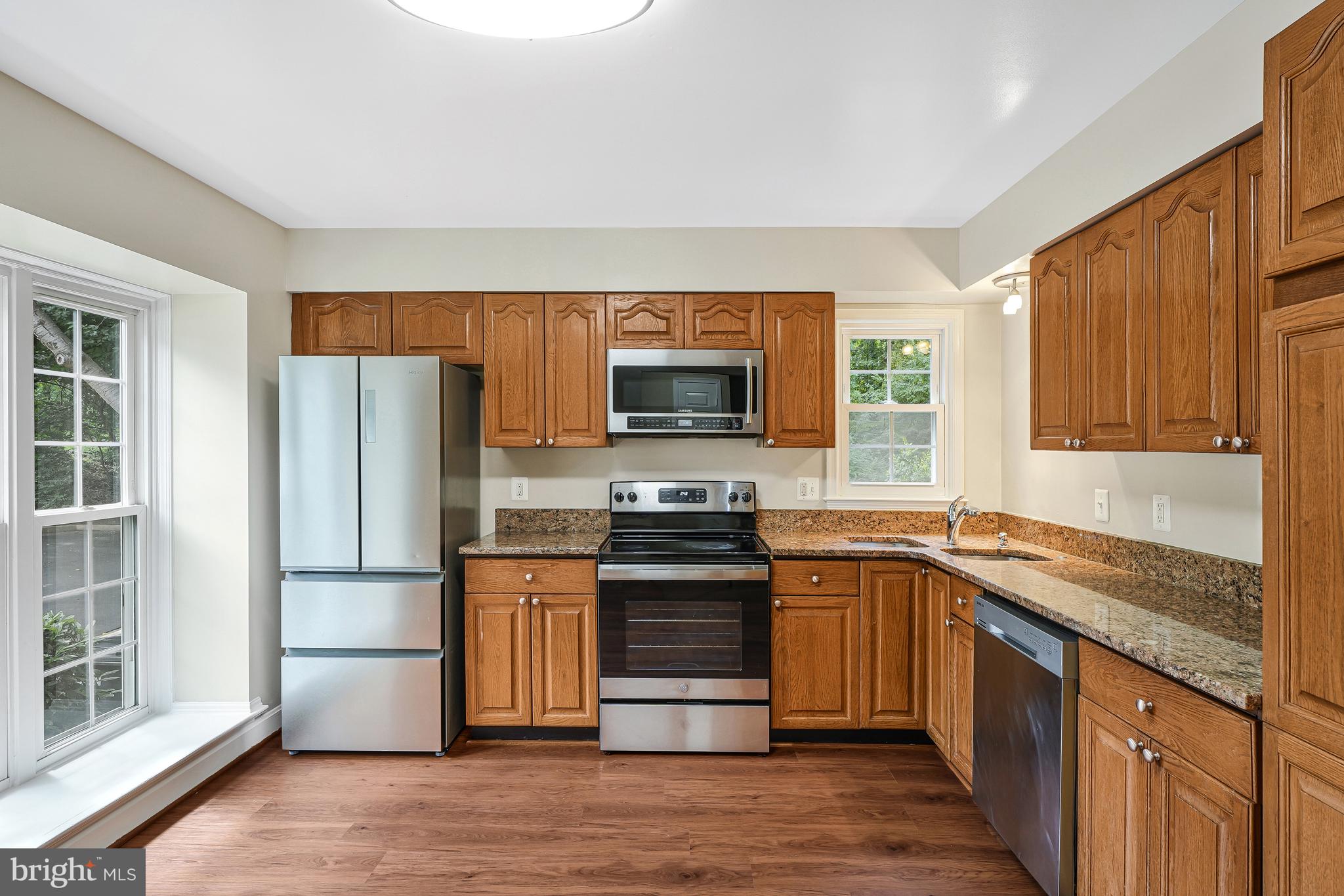 8530 Raglan Road Vienna, VA 22182 - Photo 5 of 59 Kitchen w/ stainless steel appliances
