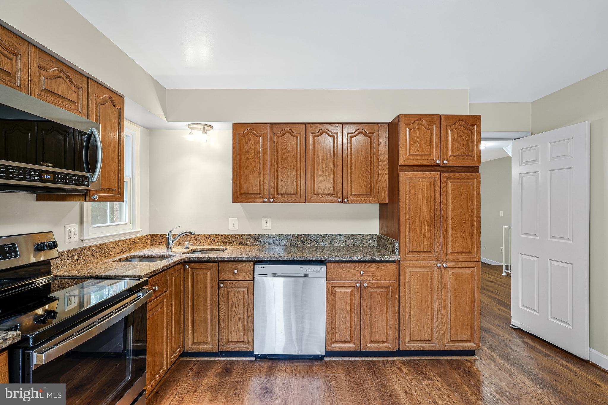 8530 Raglan Road Vienna, VA 22182 - Photo 6 of 59 Kitchen w/ granite counters