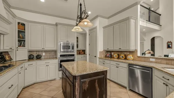 $800,000 | 917 Crown Valley Drive, Weatherford, TX 76087