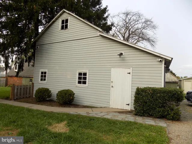 a view of backyard with a garden