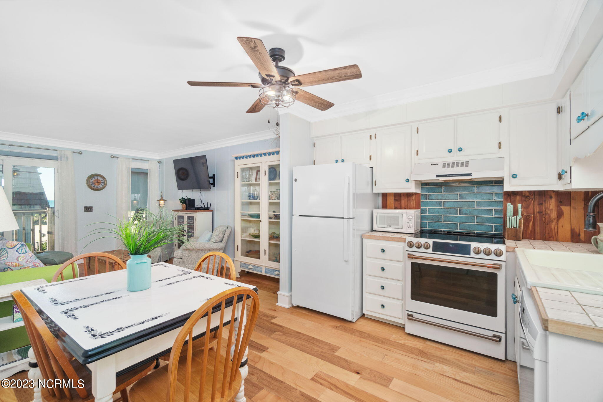 2008 East Fort Macon Road, Unit B14 Atlantic Beach, NC 28512 - Photo 3 of 43 Eat-in open kitchen