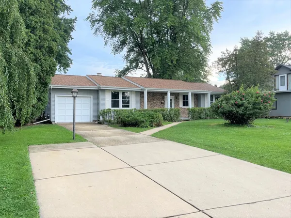 $340,000 | 552 Cochise Place, Carol Stream, IL 60188