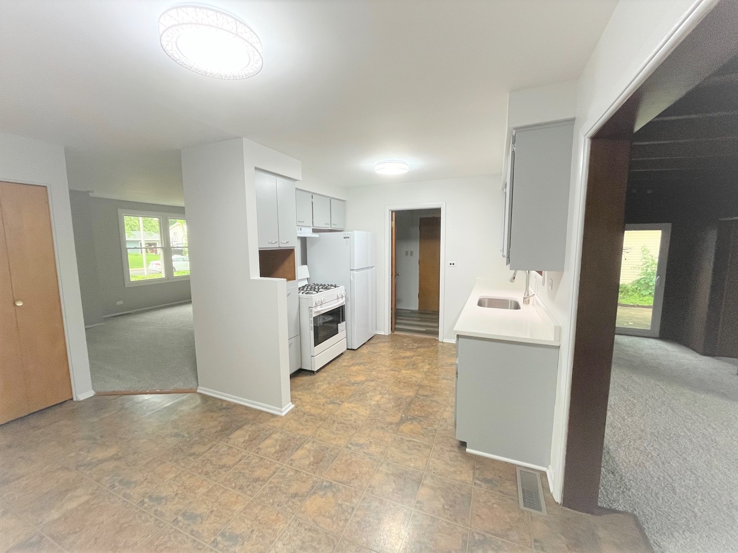 552 Cochise Place Carol Stream, IL 60188 - Photo 5 of 16