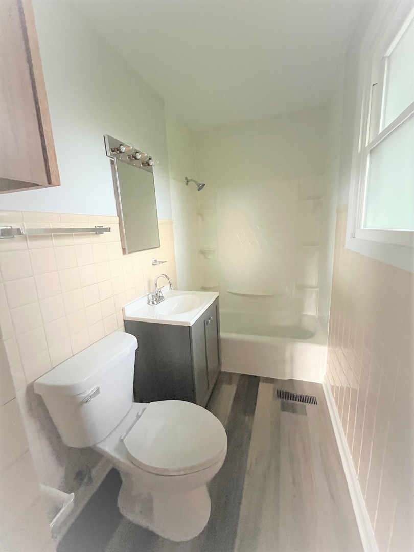 552 Cochise Place Carol Stream, IL 60188 - Photo 8 of 16