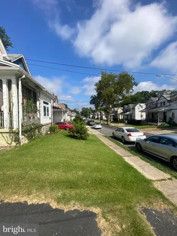 a view of a house with a back yard