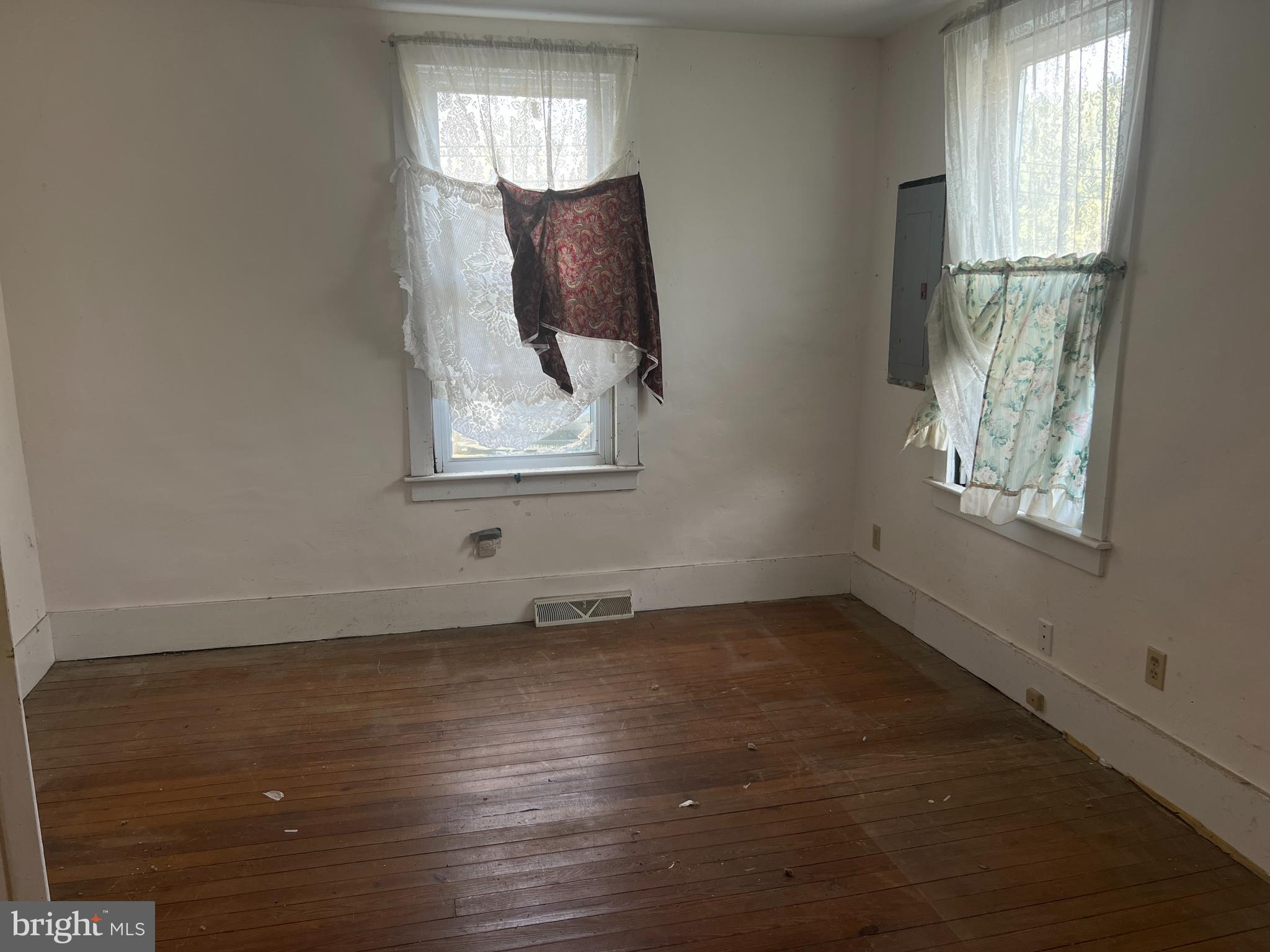 120 High Street Leesburg, NJ 08327 - Photo 3 of 12 Living Room