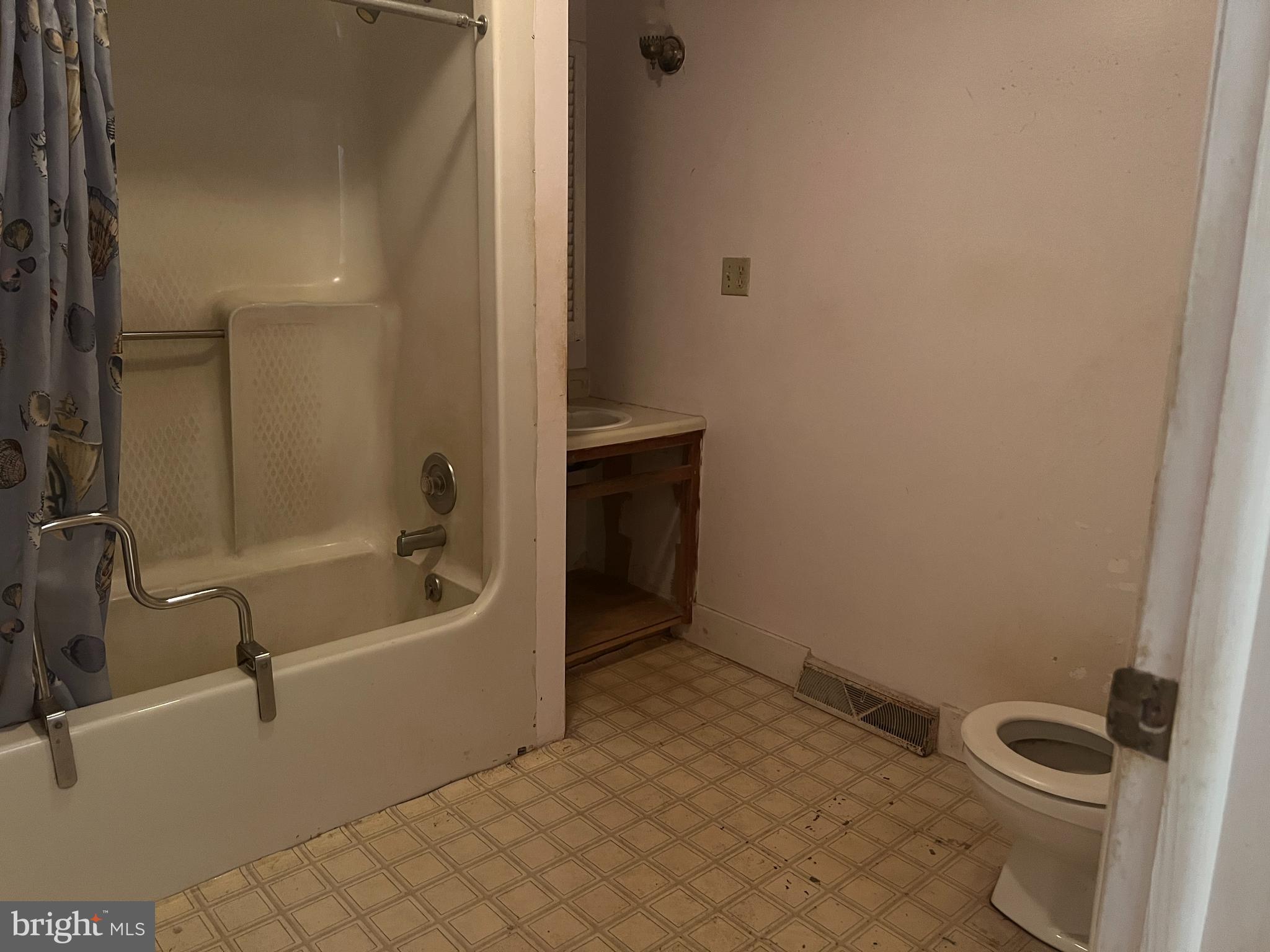 120 High Street Leesburg, NJ 08327 - Photo 7 of 12 Bathroom