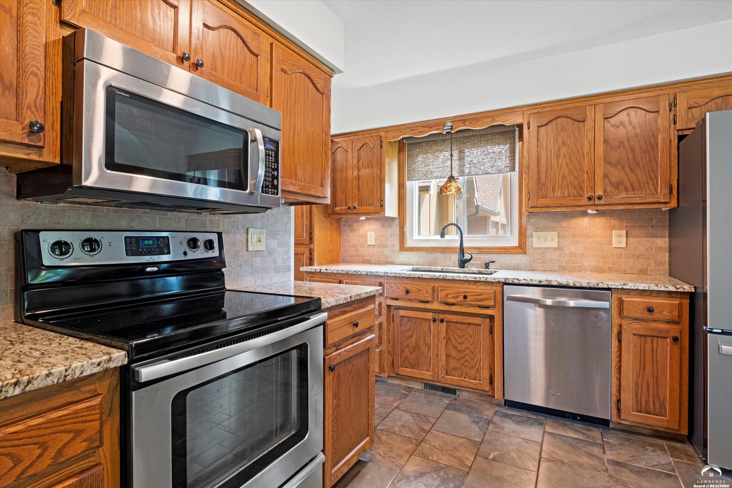 1204 Chadwick Court Lawrence, KS 66049 - Photo 15 of 50