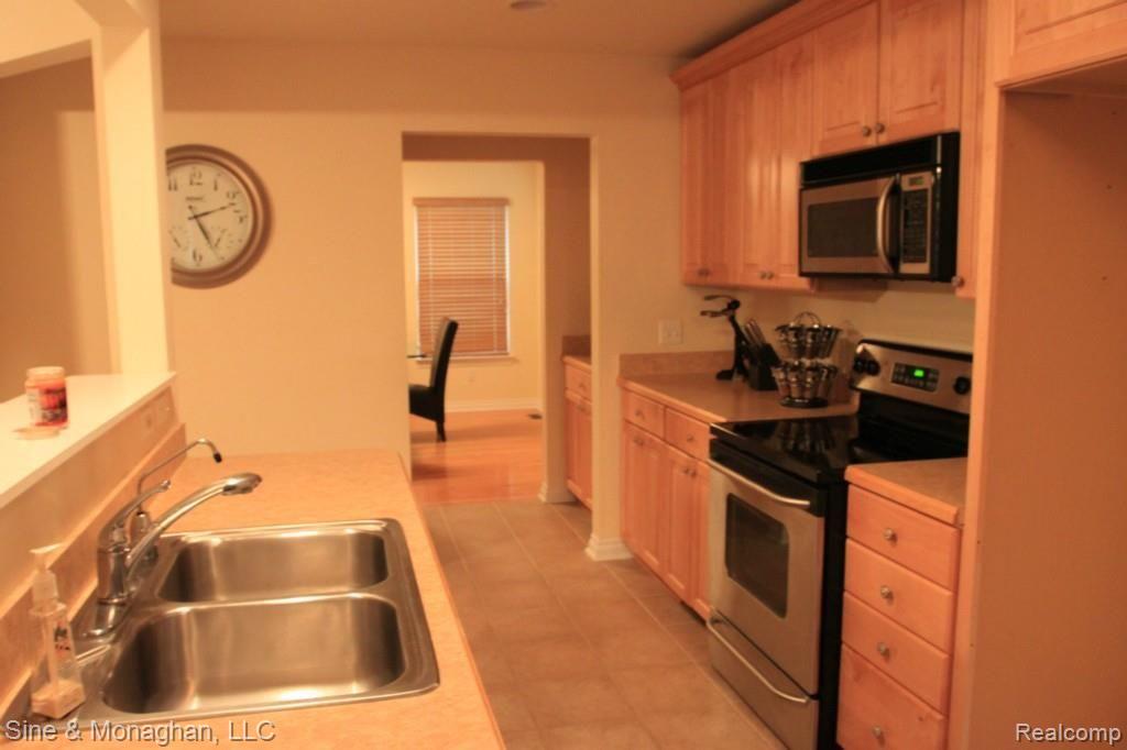 126 Indianside Road Oakland, MI 48363 - Photo 3 of 15 IMG_3068.jpg