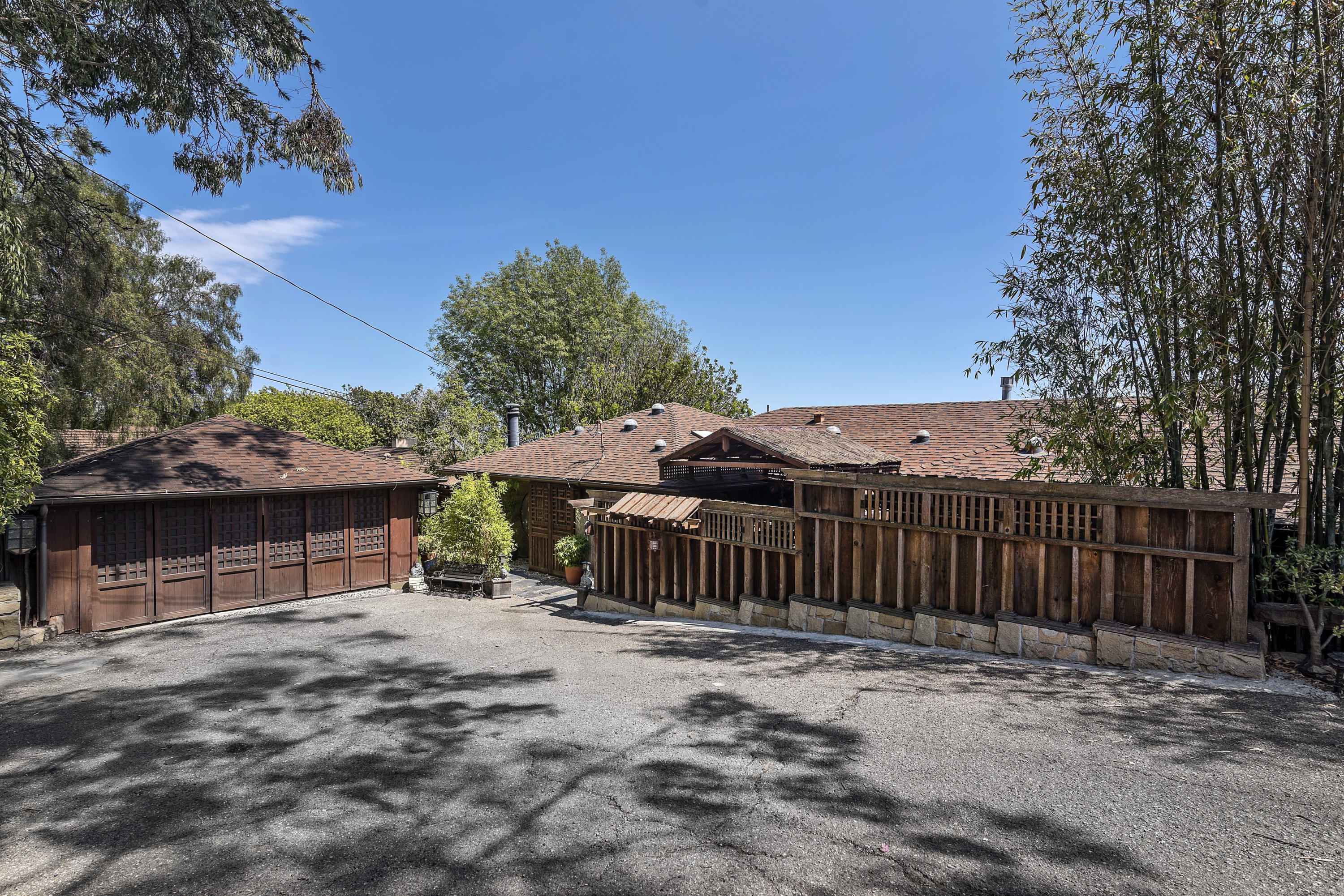 982 Jimeno Road Santa Barbara, CA 93103 - Photo 2 of 6 a front view of a house with a garden
