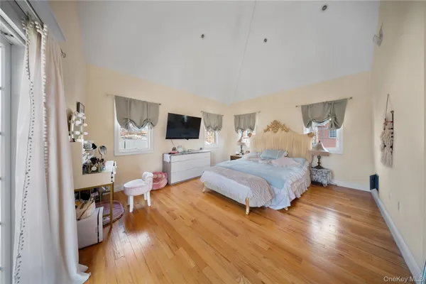 $1,588,000 | 66-19 Commonwealth Boulevard | Little Neck