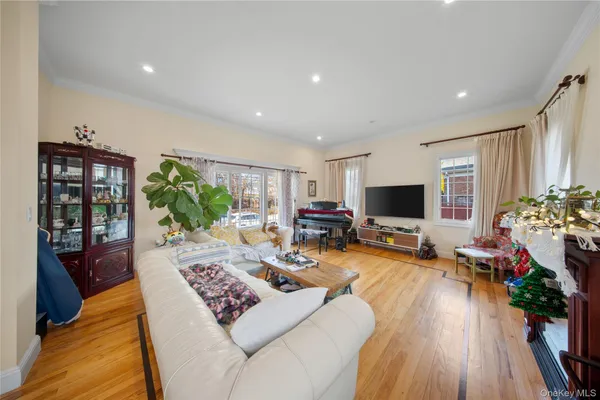 $1,588,000 | 66-19 Commonwealth Boulevard | Little Neck