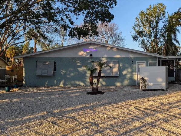 a view of a house with backyard