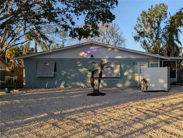 a view of a house with backyard
