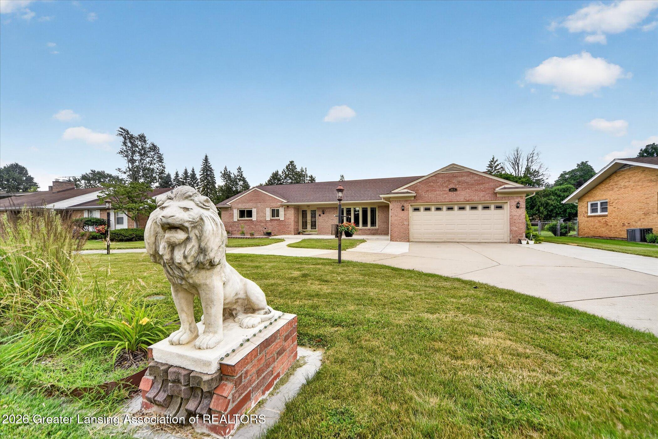 2915 North Cambridge Road Lansing, MI 48911 - Photo 4 of 36 3