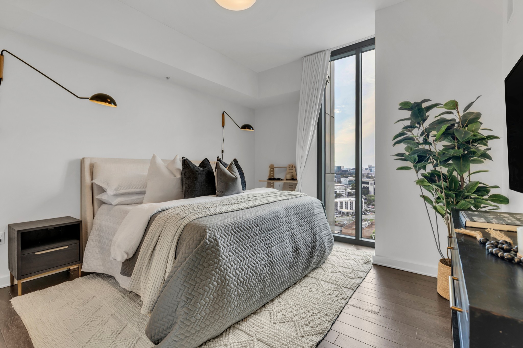 1212 Laurel Street, Unit 1815 Nashville, TN 37203 - Photo 9 of 42 a bedroom with a large bed and a potted plant