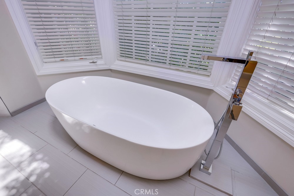 630 West Devon Place Long Beach, CA 90807 - Photo 32 of 49 a view of a bathtub in a balcony